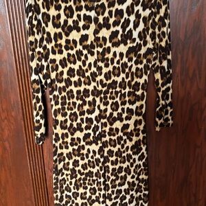 Super, figure hugging dress in leopard print by Jennifer Lopez